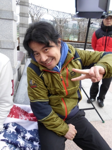 배우 김필이 영화 바다가 부른다 촬영 중 막간을 이용해 익살스런 포즈를 취하고 있다.