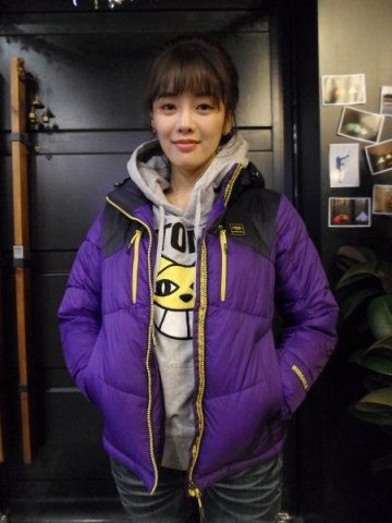 배우 최하윤이 영화 바다가 부른다(감독 한창근) 촬영 중 포즈를 취했다.