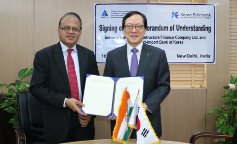 김용환 수출입은행장이 16일 오후 (현지시간) 인도 뉴델리에서 에스 비 나이에르(S. B. Nayar) IIFCL 사장과 만나 ‘양국 인프라사업 협력 지원’에 대한 양해각서를 체결