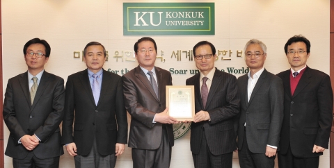 건국대는 부동산대학원 최고경영자과정 제21기 원우회(회장 한영교)가 해봉 부동산학관 신축기금 1,000만원을 기부했다고 16일 밝혔다.