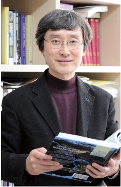 한국회계정보학회 우수논문상을 수상한 건국대 신현걸 교수