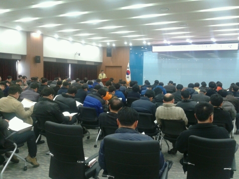 충남도는 18일 도청 대회의실에서 김돈곤 농정국장과 도내 시‧군 축산과장, 축산 관련 종사자 등이 참석한 가운데, 고병원성 AI 도내 유입 차단을 위한 긴급 대책회의를 개최했다.