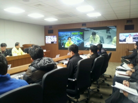 송석두 충남도 행정부지사를 비롯한 관계 공무원들이 18일 안전행정부 장관 주재로 열린 AI 확진 관련 시‧도 행정부시장‧부지사 영상회의에 참석, AI 방역 대책을 논의하고 있다.