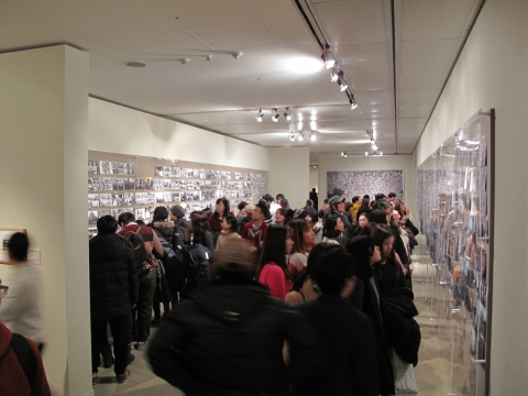 애니 레보비츠 사진展 작품을 감상 중인 관람객들과 전시장 내부 전경