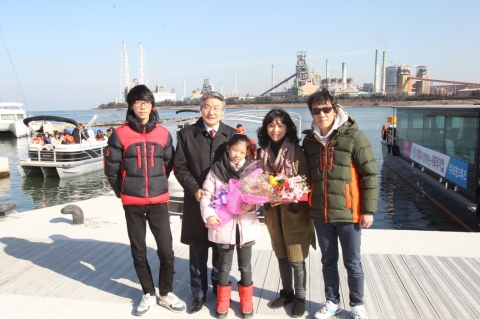 40여년간 막혔던 동빈내항과 형산강의 물길을 연결한 포항운하를 찾은 관광객이 10만명을 돌파했다.