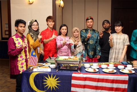 말레이시아 참가자들이 18일 강원도 웰리힐리파크에서 개최된 한아세안 음식축제에서 자국음식을 선보이고 있다.