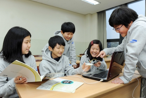 1월 21일부터 24일까지 고려대학교 세종캠퍼스에서 실시하는 삼성전자 주니어 소프트웨어 캠프에 참가한 학생들이 소프트웨어 프로그래밍 실습을 해보고 있다.
