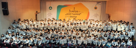 월 21일부터 24일까지 고려대학교 세종캠퍼스에서 실시하는 삼성전자 주니어 소프트웨어 캠프에 참가한 초ㆍ중학생 200여명이 기념사진을 촬영하고 있다.