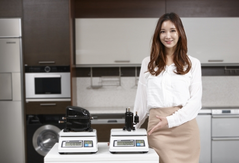 삼성전자 모델이 크고 5930g 무게의 기존 컴프레서와 훨씬 작고 1200g으로 가벼워진
삼성 미니 로터리 컴프레서를 비교하고 있다