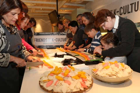 CJ그룹이 주최한 한류 전파 행사 Friends of K-Culture에 참가한 나탈리아 질레비치( Natallia Zhylevich)주한 벨라루스 대사(사진 오른쪽 맨 앞)와 영국, 싱가포르 등 주한 대사 부인 등 가족들이 3색 가래떡을 직접 썰어보며 한국 문화를 체험하고 있다