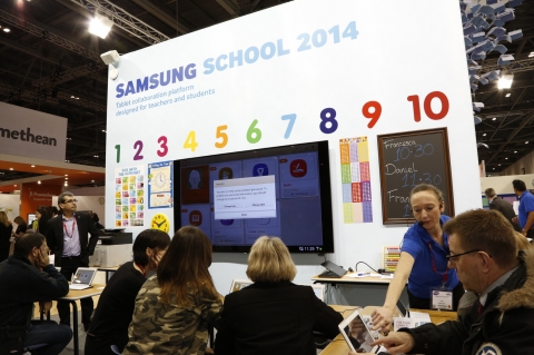 BETT 2014 전시회에 참석한 교육 관계자들이 ‘삼성 스쿨 2014’ 시연회에서 삼성전자 태블릿을 사용해보고 있다.