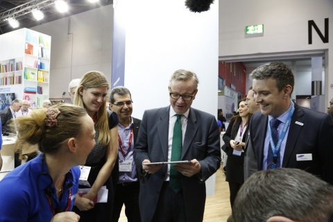 BETT 2014 삼성전자 부스에 영국의 교육부 장관(사진 가운데) 마이클 고브(Michael Gove)가  방문하여 삼성 갤럭시 노트 10.1을 사용해 보고 있다.