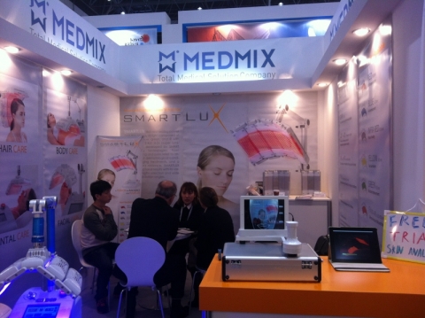 메드믹스는 두바이에서 열리는 제39회 두바이 국제의료기기전시회(Arab Health 2014)에 참가 광치료기기 스마트룩스(SMARTLUX)를 전시한다