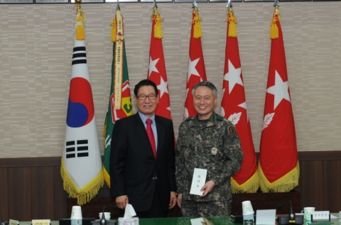 한국교직원공제회 이규택 이사장이 제3야전군사령부 권혁순 사령관에게 성금을 전달하고 있다.