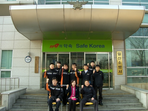 민주당 유은혜 국회의원이 27일 설명절을 맞아 일산소방서를 방문해 소방대원들과 기념사진을 찍고 있다.