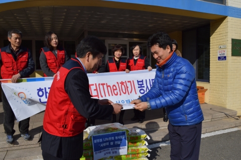 오재양 행정팀장이 온누리상품권을 전달하고 있다.