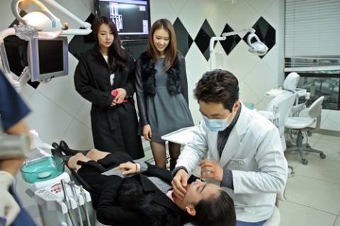 화이트치과를 방문한 미스코리아(김행철 대표원장)