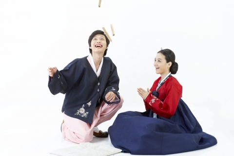 명절음식도 가족들의 건강과 다이어트를 위해 저칼로리 조리법이 각광을 받고 있다. 또한 움직이면 할 수 있는 윷놀이 게임 등으로 활동량을 늘리는 것도 중요하다.