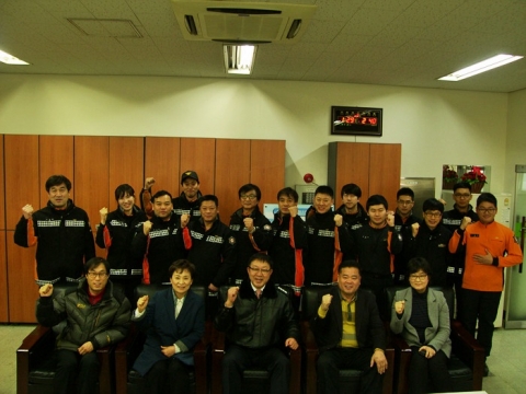 설 연휴 일산소방서를 방문한 (좌측부터)김달수 도의원, 김현미 국회의원, 이길용 시의원, 이윤승 시의원이 소방대원들과 단체사진을 찍고 있다.