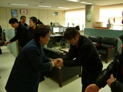 설 연휴 일산소방서를 방문한 김현미 국회의원이 여성대원과 악수를 하고 있다.