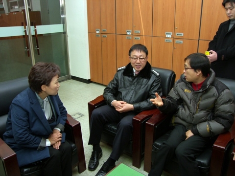 김현미 국회의원(좌측)과 김달수 도의원(우측)이 일산소방서 서은석 서장(가운데)과 다양한 이야기를 나누고 있다.