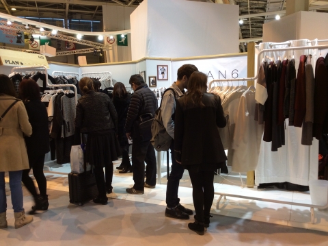 건국대 예술디자인대학 의상디자인전공 학생들이 창업한 패션 브랜드 플랜식스(Plan6) 부스에 외국인 바이어들이 한국 대학생들의 작품을 살펴보며 상담하고 있다.