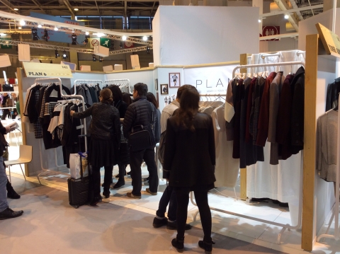 건국대 예술디자인대학 의상디자인전공 학생들이 창업한 패션 브랜드 플랜식스(Plan6) 부스에 외국인 바이어들이 한국 대학생들의 작품을 살펴보며 상담하고 있다.