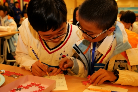 한국과 중국 학생들이 서로의 언어로 노래를 가르쳐주고 있다.