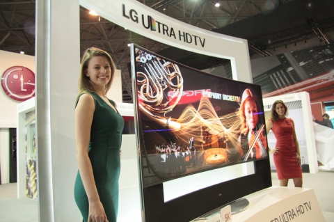 ISE 2014에 전시장에 전시된 98형 울트라HD 사이니지 사진