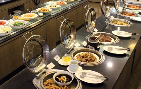 KAL호텔이 졸업·입학시즌 기념 뷔페 50% 할인 이벤트를 진행한다.