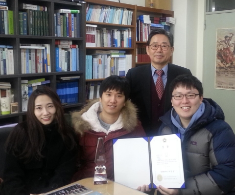 대법원 가인법정변론대회 MVP를 수상한 건국대 로스쿨 팀 (왼쪽부터)정인지, 채한승, 김 덕, 김영철 교수