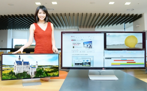 LG전자가 6일부터 IPS(In-Plane Switching) 패널을 탑재한 34형 시네뷰 모니터(34UM95)를 국내 시장에 본격 출시한다. 모델이 '34UM95와 함께