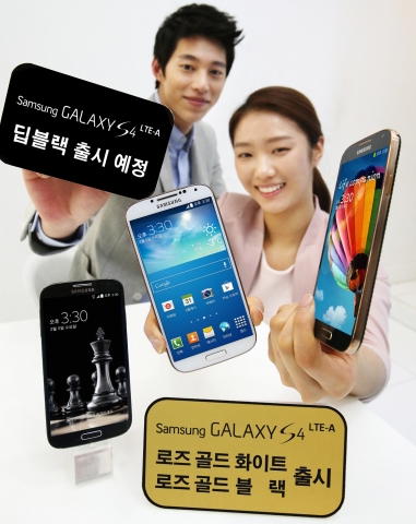 삼성전자가 갤럭시 S4 LTE-A 16GB 모델을 새로운 색상으로 신규 출시하며 프리미엄 라인업을 강화한다. 사진은 서울 삼성동 코엑스 갤럭시존에서 삼성전자 모델이 신제품을 선보이는 모습.