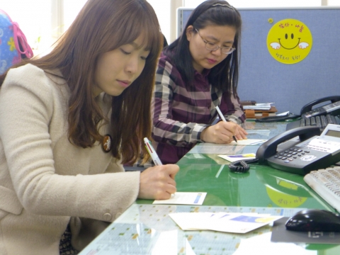 포항시는 매달 5일 5감사 엽서쓰기(5·5day) 날에 전 직원이 참여하여 가족을 비롯한 모든 감사한 사람들에게 감사엽서를 보내기로 했다.