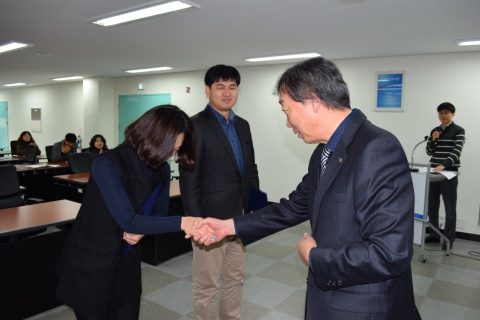 박만균 학장이 유공 교직원 포상을 진행하고 있다.