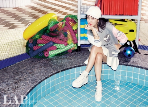 손수현은 지난해 의류 브랜드 LAP(랩)의 모델로 발탁되면서 패셔니스타로 거듭나는 모습이다.
