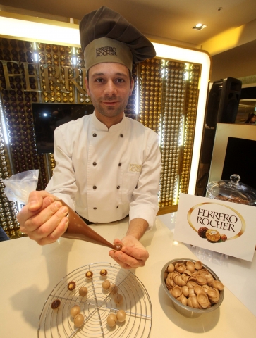 페레로로쉐가 밸런타인데이를 맞아 2월 7일부터 9일까지 3일 간, 롯데백화점 본점에서 이탈리아 셰프의 초콜릿 시연회를 연다고 밝혔다.
