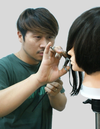 희수강사가 드라이컷팅 기법을 표현하고 있다.