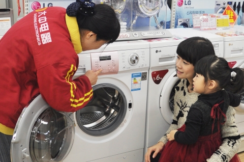 중국 베이징의 가전 매장을 찾은 고객들이 LG 미니 드럼세탁기 꼬망스 제품을 살펴보고 있다.