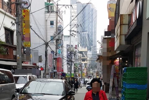 거리 곳곳이 상가들로 가득 메워져 있다.