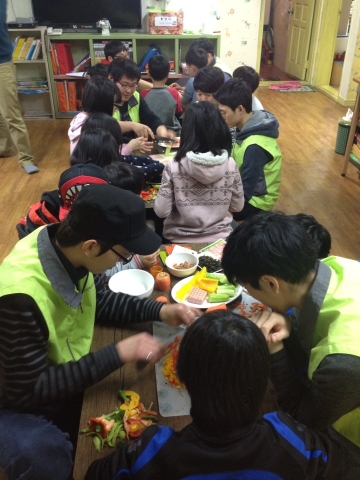 사회복무요원들과 지역아동센터 아동들이 음식만들기를 진행했다.