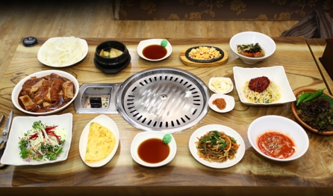 돼지갈비와 함께 나온 상차림이 군침을 돌게 한다.