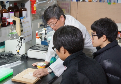 건국대 글로컬캠퍼스는 지난 10일부터 11일까지 충북 충주시 충주고 과학중점과정 학생 70명을 초청, 융합인재 양성 과학캠프를 개최했다.