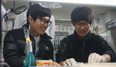 건국대 글로컬캠퍼스는 지난 10일부터 11일까지 충북 충주시 충주고 과학중점과정 학생 70명을 초청, 융합인재 양성 과학캠프를 개최했다.