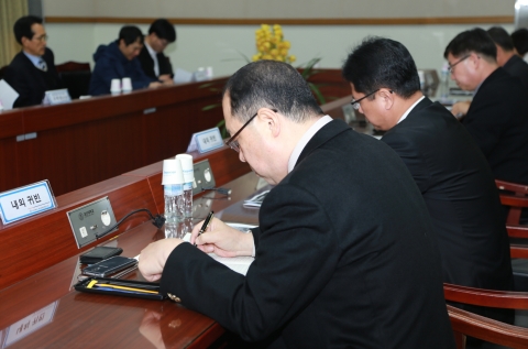 군산대가 새만금 투자유치 현안 및 대학의 역할 세미나를 개최했다.