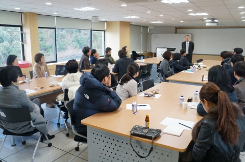 조벽 교수가 동명대에서 마음의 문 여는 대화법 등을 강연하고 있다.