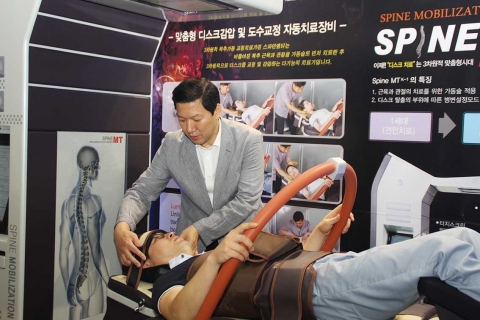 스파인엠티가 맞춤형 복합 척추치료기 스파인엠티 K1을 선보이고 있다.