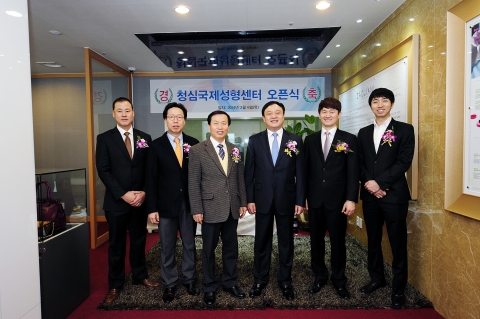 지난 6일 청심국제성형센터 오픈식에 참석한 관계자들. 왼쪽부터 파미셀 곽진균 이사, 청심국제성형센터 강흥림 부센터장, 청심국제병원 차상협 병원장, 청심국제성형센터 장영우 센터장, 청심국제성형센터 김정배 과장, 청심국제성형센터 김시완 과장