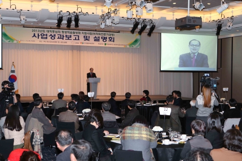 동명대는 중ㆍ장ㆍ노년층 재취업 박람회를 개최한다.