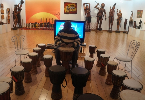 해운대 문화회관 서아프리카예술展에서 특별 체험 프로그램으로 젬베를 마련했다.